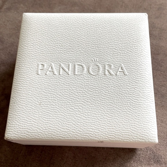 New Pandora bracelet - Picture 2 of 3